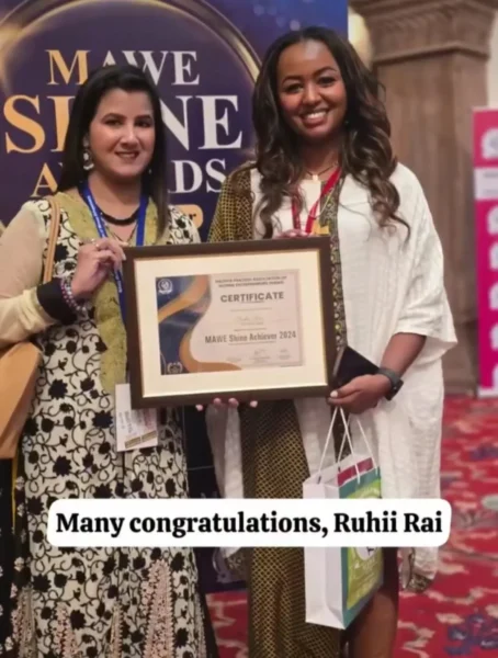 Ruhi Rai receiving MAWE Shine Achiever Award 2024 – Recognized Numerologist and Tarot Reader in Bhopal